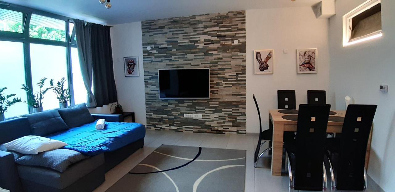 Divine Hideaway Apartment Камник Екстериор снимка